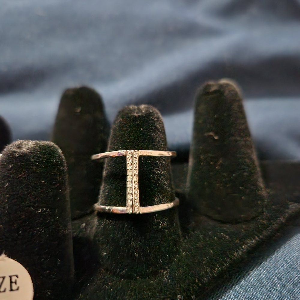 2 Silvertone Rings - Picture 2 of 7
